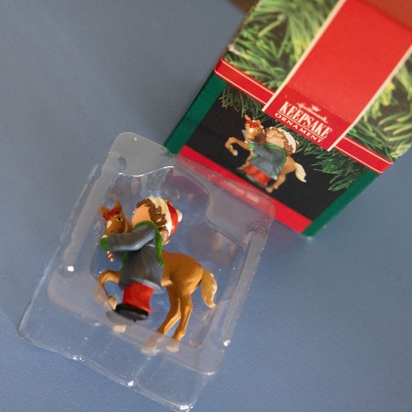 Keepsake ornament Sweet talk a foal and a boy - Picture 5 of 11